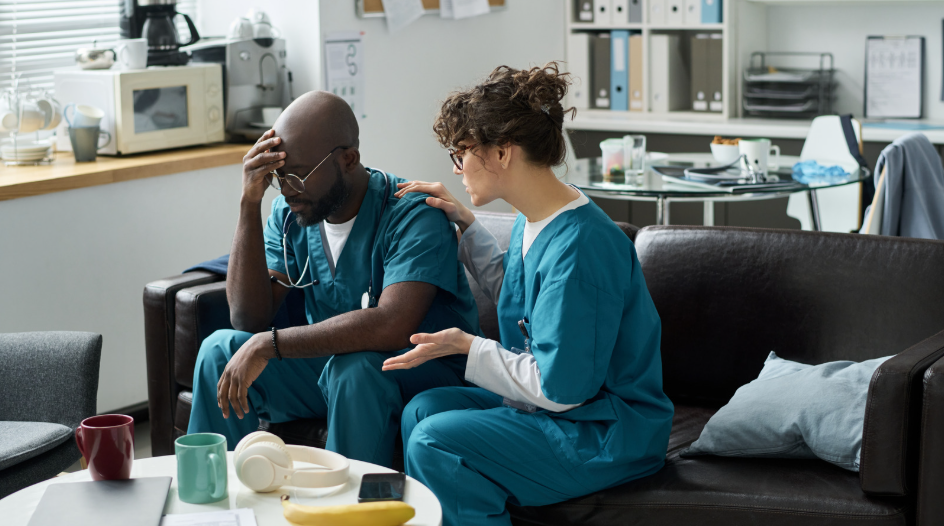 Nurse leader supporting clinical staff during team discussion | CHCM